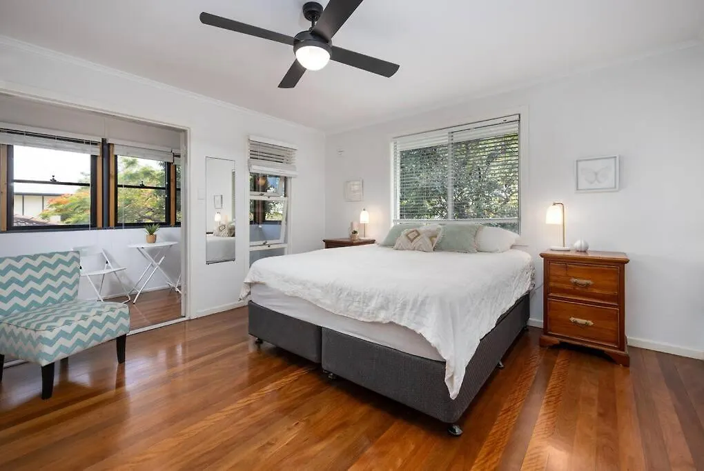 Beachside Cheerful 5 Bedroom Home Gold Coast