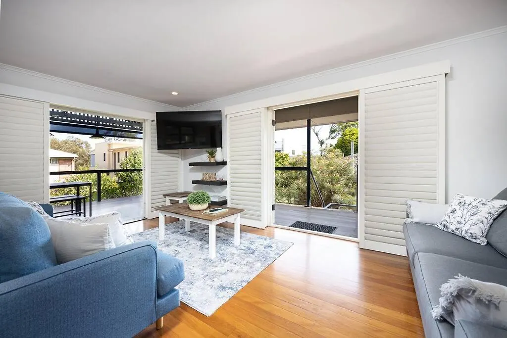 Beachside Cheerful 5 Bedroom Home Gold Coast 0*,